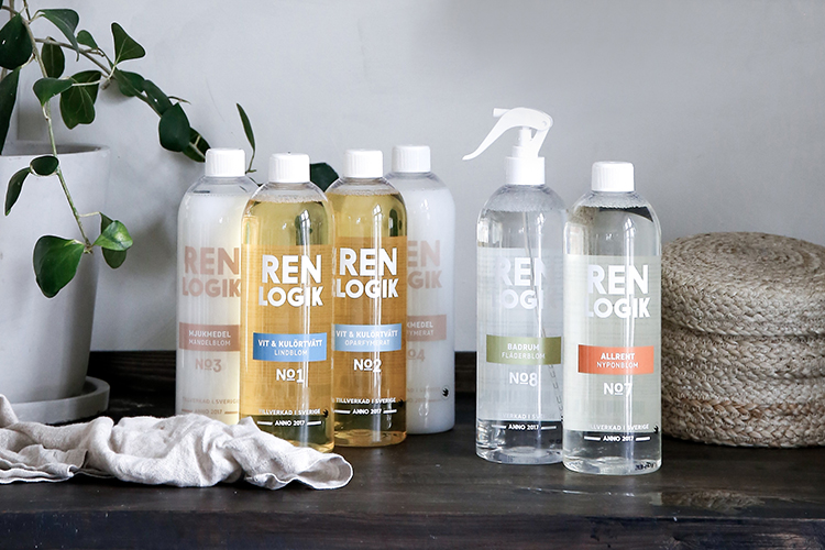 Plastflaskor på rad på en bänk med texten REN LOGIK på