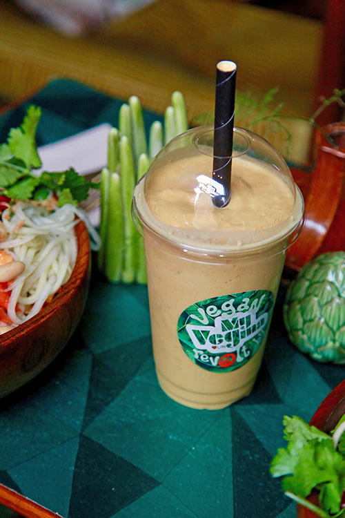 En smoothie i ett plastglas med sugrör