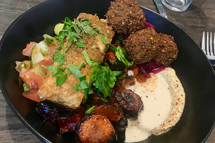 Tallrik med falafel, börek, grönsaker och hommus