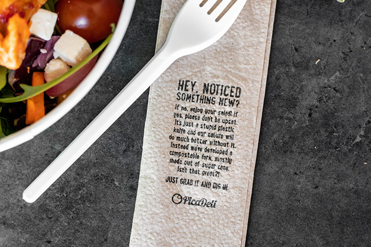 Servett med en engångsgaffel ovanpå