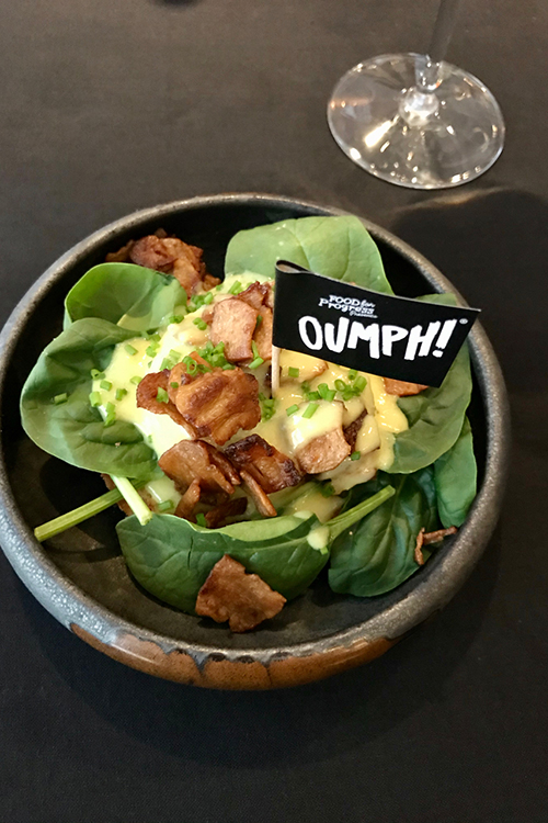 En skål med maträtten Benedict och en liten flagga med texten Pumph!