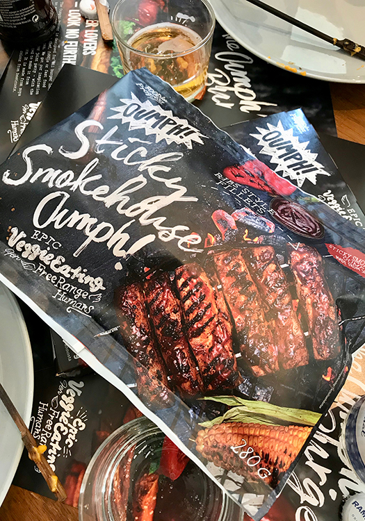 Plastförpackning med bild på ribs och texten Sticky Smokehouse Oumph!