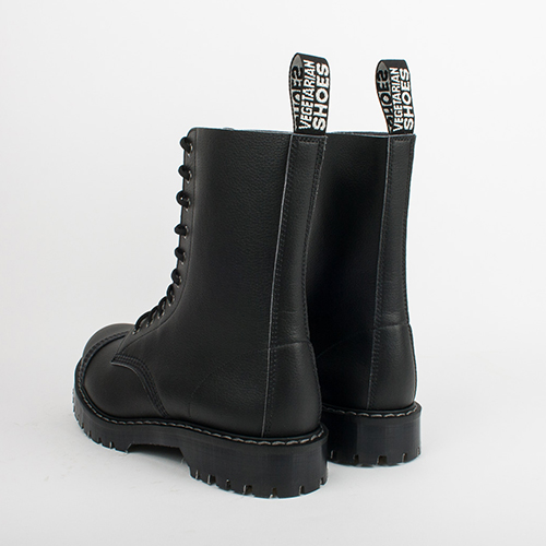 Svarta, höga kängor i svart skinnimitation