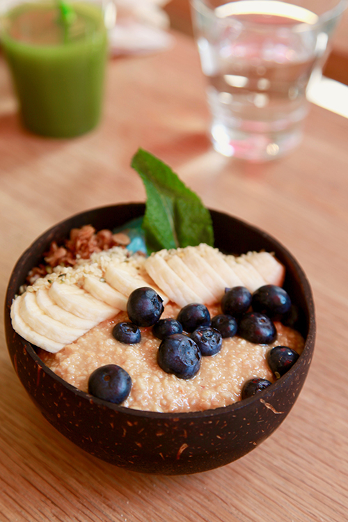 Smoothiebowl toppad med skivad banan och blåbär