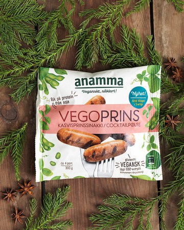 Plastförpackning med bild på prinskorvar och texten VEGORPINS. Granris runt om