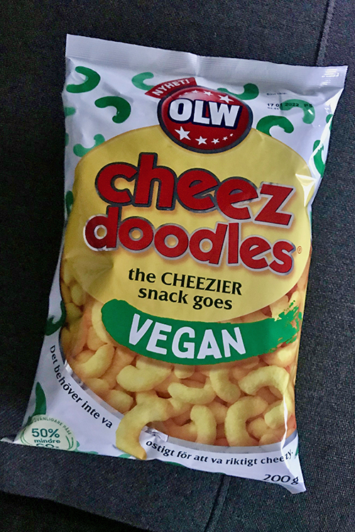 En förpackning OLW cheez doodle® vegan