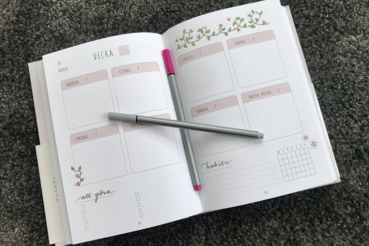 Bokuppslag med veckokalender