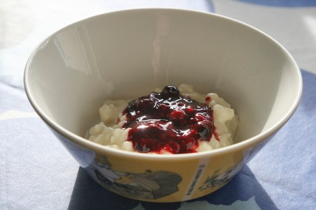 En skål med risifrutti och bär