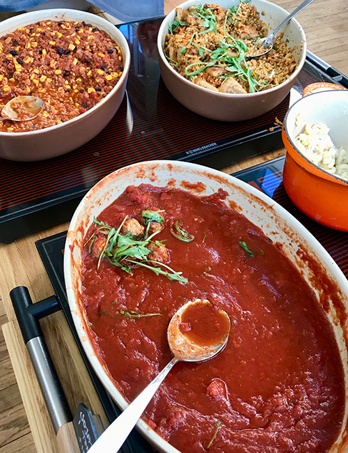 Grytor med sallad och tomatgryta
