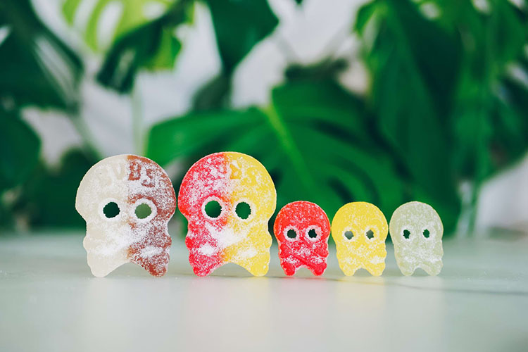 BUBS dödskallegodisar på rad, två stora och tre små till höger om dem