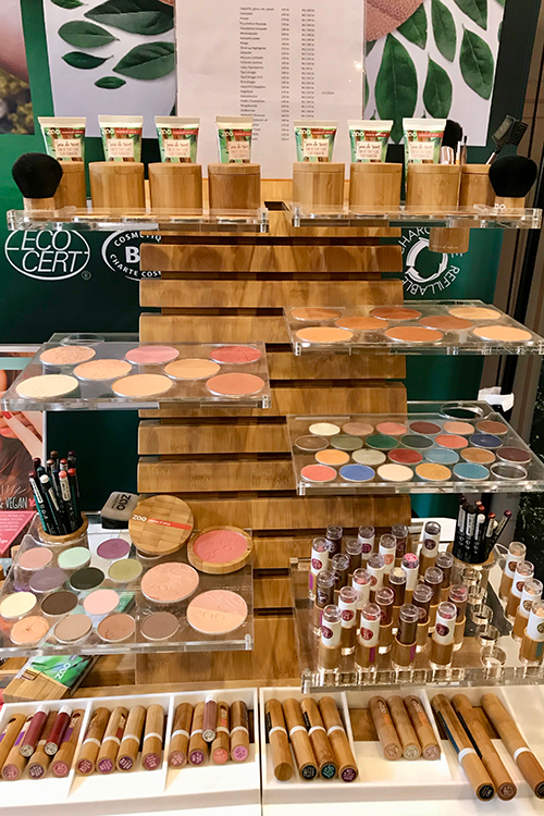 En hylla med ögonskuggor