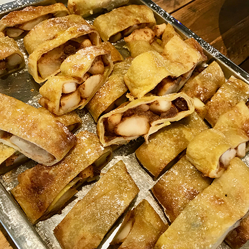 Äppelstrudlar på ett silverfat