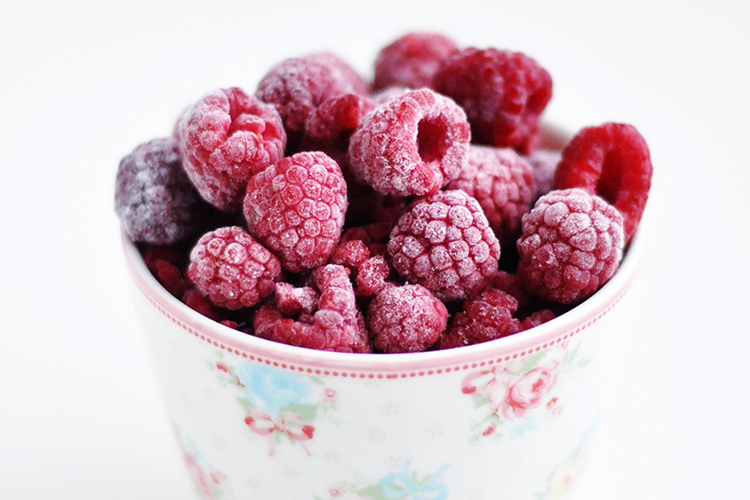 Frysta hallon i en skål