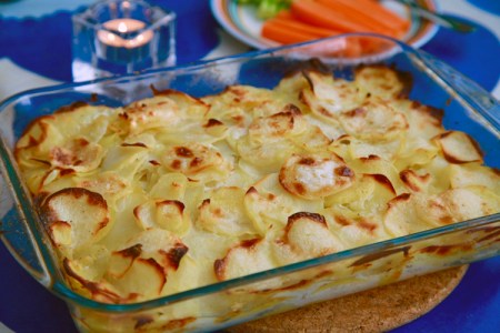 Potatisgratäng i en rektangulär glasform