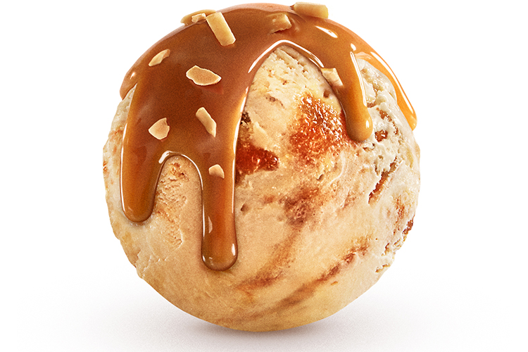 En glasskula med kolasås på