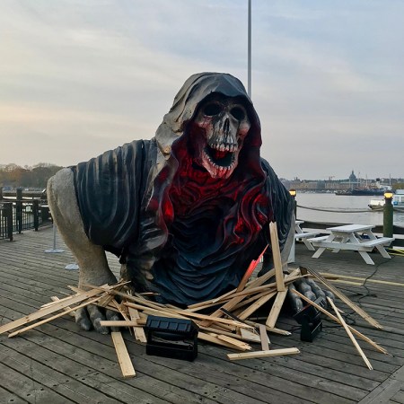 Ett stort skelett är byggt så att det ser ut att komma upp ur en brygga