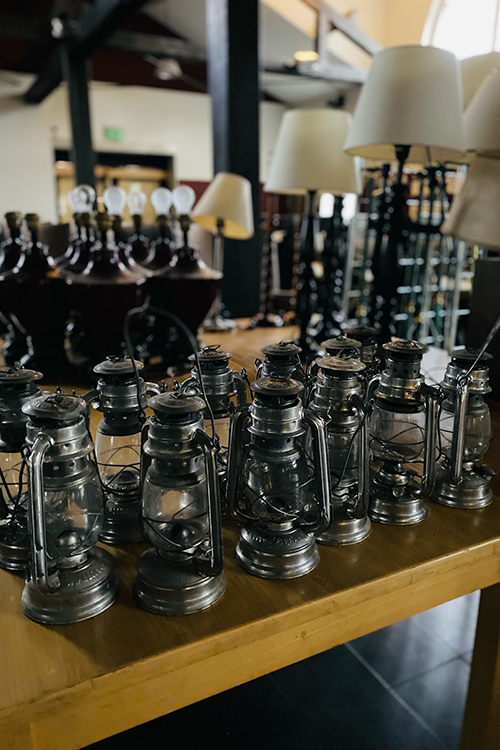 Fotogenlampor på ett bord