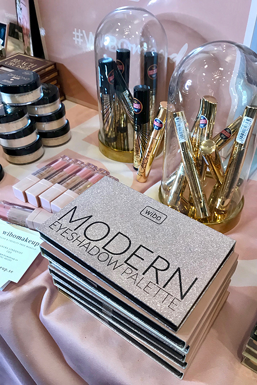 Ett bord med sminkprodukter