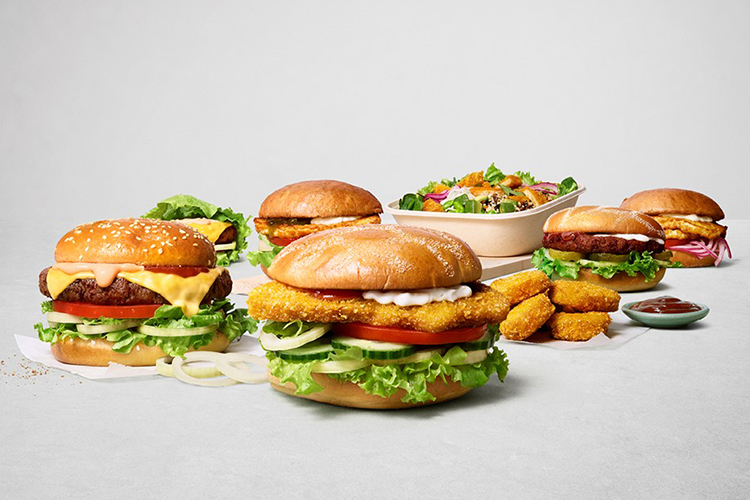 Flera stycken vegoburgare med bröd och grönsaker