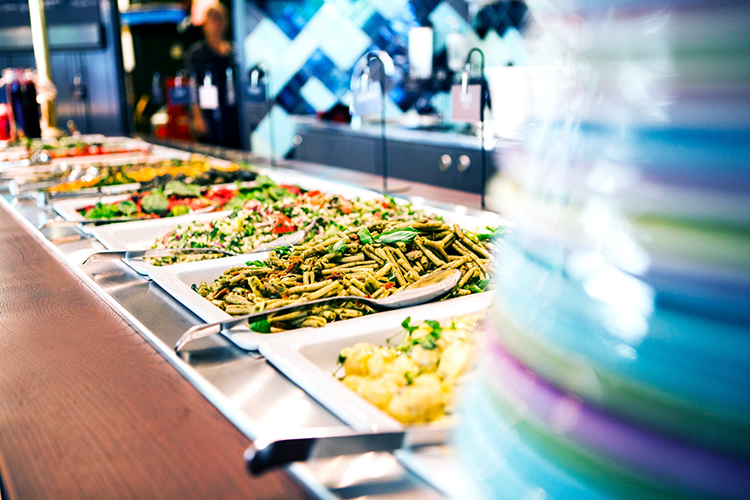 Buffe med olika maträtter på rad