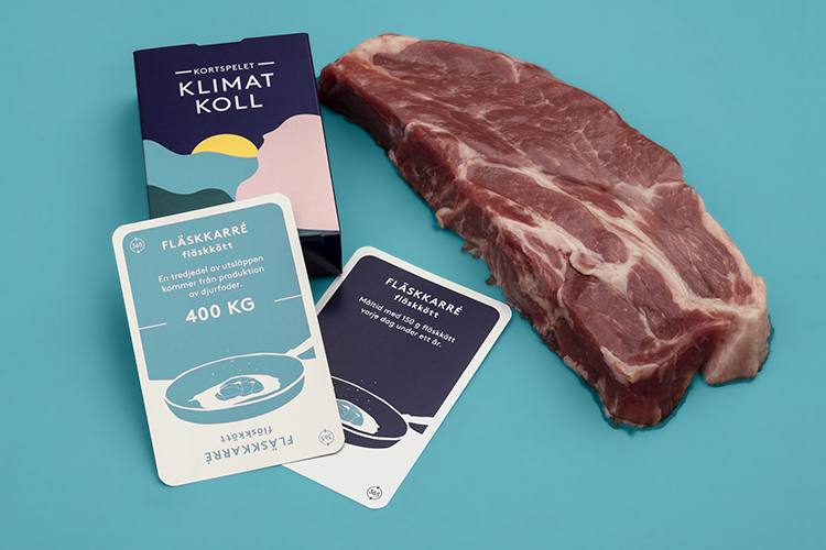 Spelkort med klimatinfo, en köttbit ligger bredvid