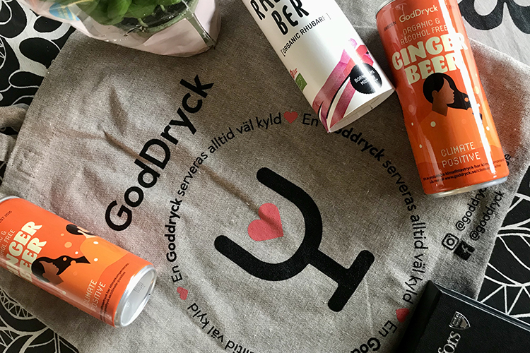 Burkar med Ginger Beer på en tygpåse ed texten GodDryck
