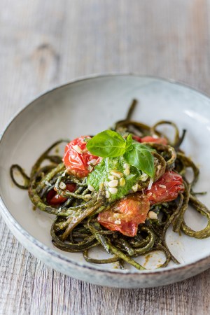 En tallrik med en tagliatellerätt, pastan är grön och gjord av alger