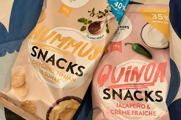 Två snackspåsar med texten hummus snacks och quinoa snacks på i versaler