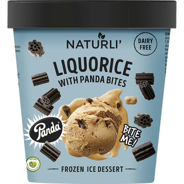 En blå glassförpackning av bägarmodell med texten Naturli' Liquorice och lakritsbitar på