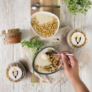 Frukostdukning med yoghurt, kaffe och flingor sett uppifrån