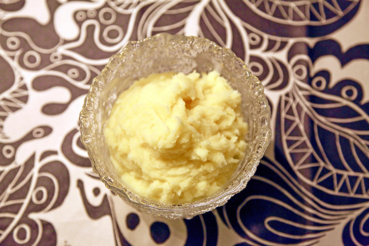 En glasskål med potatismos i