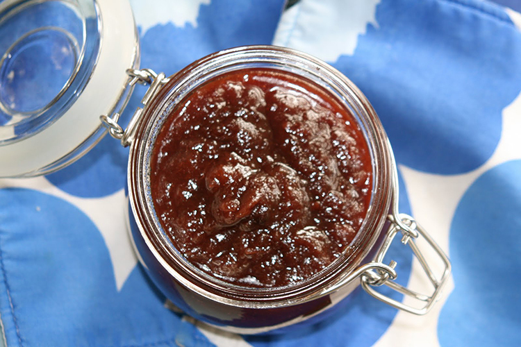 En glasburk med rabarbermarmelad