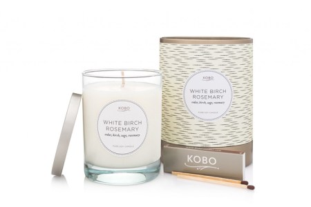 Vitt värmeljus i glashållare, förpackning i ljusa mönster till höger