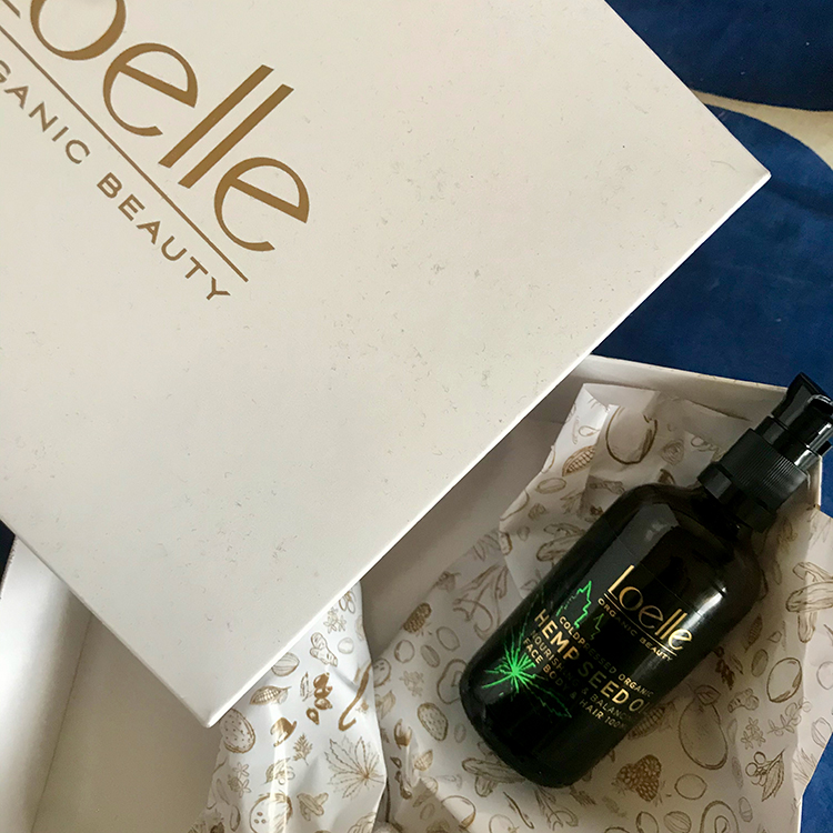 En kartong från Loelle med en flaska hampalolja i