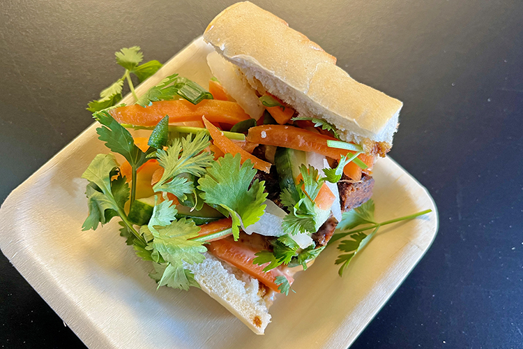 En bit baguette med grönsaker och Stacky’s protein