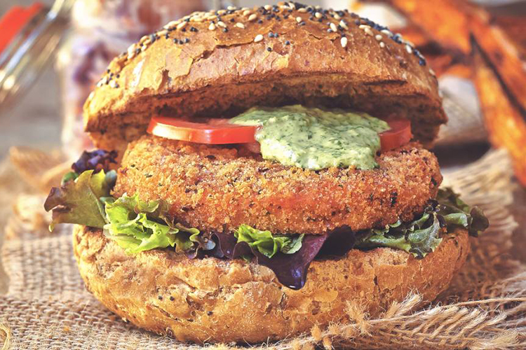 Vegansk burgare med grön, sallad och dressing