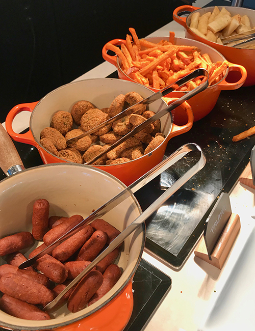 Orangea grytor med korv och falafel