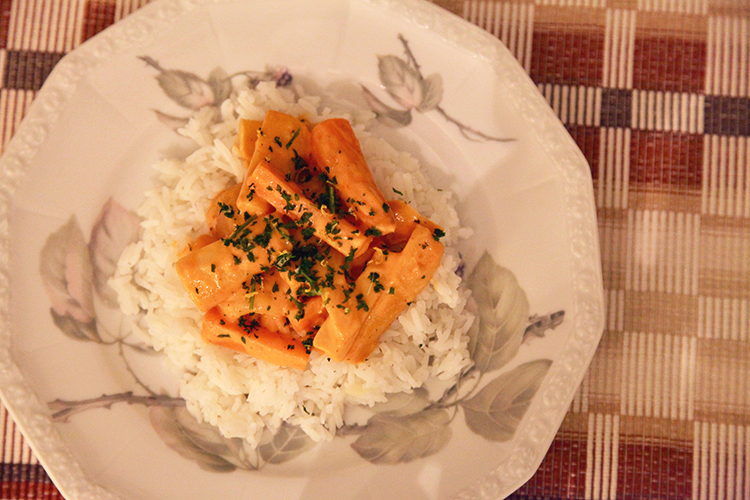 Ris med morötter i stavar med sås och hackad persilja